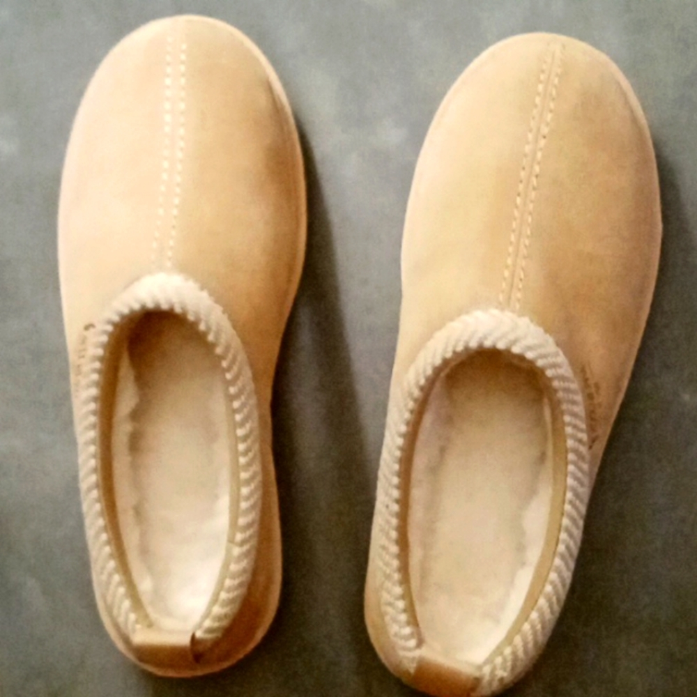 UGG woman's size 10 beige slipper